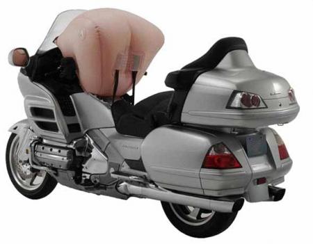 HONDA DEVELOPPE LE TOUT PREMIER AIR-BAG MONT EN GRANDE SERIE SUR UNE MOTO